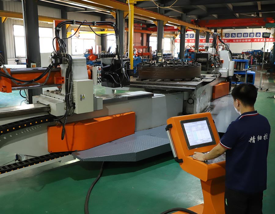 北京拉彎加工廠使用數(shù)控拉彎?rùn)C(jī)，在進(jìn)行彎曲處理的過程中，利用液體來輔助對(duì)產(chǎn)品進(jìn)行拉彎！