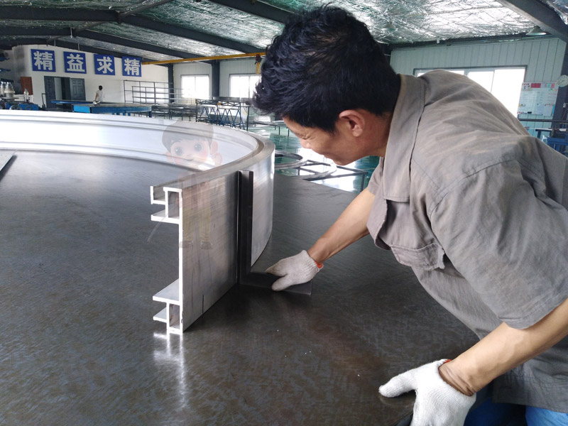 鋁包木型材拉彎在家具設計中的應用：創造個性化、環保的家居解決方案